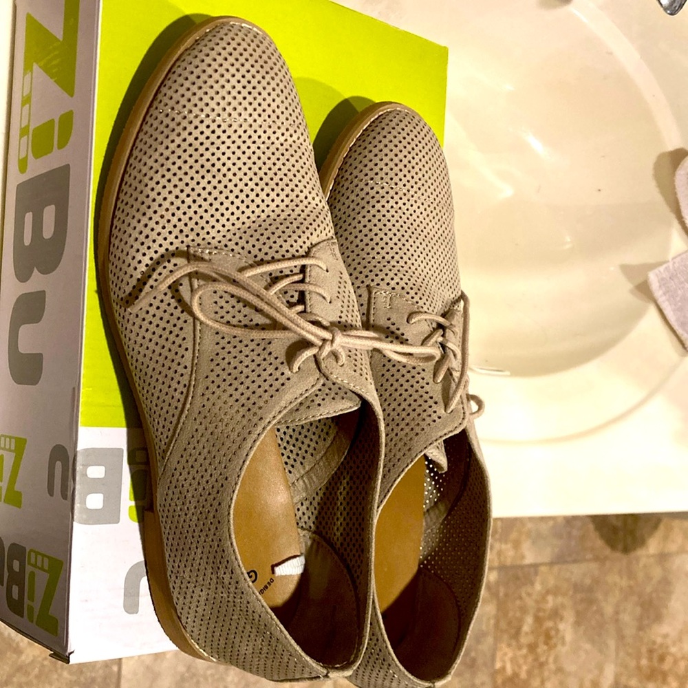 NWOT gap perforated dress shoes with laces - W9